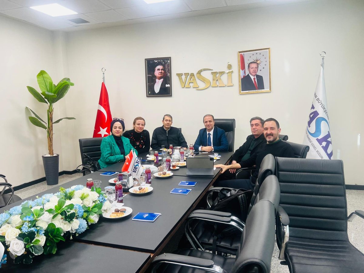 YYU_Muhendislik's tweet photo. Mühendislik Fakültemiz tarafından, VASKİ Genel Müdürü Emre EŞME ile arıtma çamurunun değerlendirilmesine yönelik proje kapsamında değerlendirme toplantısı gerçekleştirildi. Toplantıda sürdürülebilir ve mühendislik temelli çözüm önerileri ele alındı.https://t.co/ZGfAsspU0k https://t.co/1voK2Mvyt3
