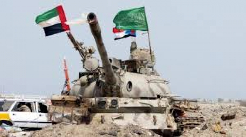 hsom67's tweet photo. ما نقلته وكالة الصحافة الفرنسية عن رفض فصائل الجنوب العربي التوحّد تحت إمرة التحالف بقيادة السعودية لا يمكن فصله عن تحوّل قانوني وأخلاقي حاسم في طبيعة العلاقة،  فبالنسبة للجنوبيين، لم تعد المسألة خلافًا على ترتيب عسكري أو تنسيق ميداني، بل انتهاءً فعليًا للتحالف شرعًا وقانونًا منذ قصف ميناء المكلا في 30 ديسمبر 2025، وهو قصف استهدف منشأة مدنية سيادية في مدينة جنوبية، وأسقط عمليًا أي ادعاء باستمرار الشراكة أو التفويض.

القوى الجنوبية لم تُنشأ لتكون وحدات مُلحقة تُدار بالأوامر،  هذه القوات تشكّلت دفاعًا عن الأرض والناس، وخاضت معارك مكلفة ضد الحوثي والتنظيمات الإرهابية، ودخلت التحالف على أساس الشراكة لا التبعية،  لكن قصف المكلا مثّل نقطة كسر نهائية ..  حين تُقصف مدن الجنوب وبناه التحتية، تنتفي شرعية فرض الأوامر أو إعادة هندسة القوات، ويصبح الحديث عن “توحيد” قسري مجرد إكراه بالقوة.

الأخطر من ذلك أن محاولة حل المجلس الانتقالي الجنوبي لا تُعد إجراءً إداريًا، بل إهانة صريحة وتدخلًا سافرًا في تفويض شعب الجنوب لحامل قضيته الوطنية،  فالمجلس ليس كيانًا طارئًا يمكن شطبه بقرار، بل نتاج تفويض شعبي وسياسي تراكم عبر سنوات من النضال والتضحيات،  المساس به هو مساس مباشر بإرادة الناس وحقهم في التمثيل، ومحاولة لتجاوز صوت الشارع بقرار فوقي.

من هنا، فإن رفض “التوحّد القسري” ورفض حل المجلس ليسا تصعيدًا، بل دفاعًا مشروعًا عن السيادة والكرامة،  لا توجد قوة تحترم نفسها تقبل أن تُقصف اليوم ثم تُطلب منها الطاعة غدًا، ولا شعب يقبل أن يُصادر تفويضه السياسي باسم “المرحلة” أو “الترتيبات”.

موقف المجلس الانتقالي الجنوبي، كما نُقل، يضع حدود الشراكة بوضوح: تنسيق نعم، تعاون نعم، أما مصادرة القرار العسكري والسياسي الجنوبي فلا،  الجنوب ليس ساحة تُدار عن بُعد، ولا قضية تُحسم بالأوامر.

 للجنوبيين كرامة لا تُشترى ولا يمكن تجاوزها،  ومن يريد استقرارًا حقيقيًا، عليه أن يعترف بأن التحالف انتهى بقصف المكلا، وأن حلّ المجلس إهانة لإرادة شعب، وأن ما بعد ذلك لا يُدار بالقوة، بل بالاحترام والشراكة المتكافئة.

أنتهى .

#الاستقلال_الثاني 

 ـ الصورة المرفقة ألتقطت بعد تحرير القوات الإمارتية لقاعدة العند في 2015