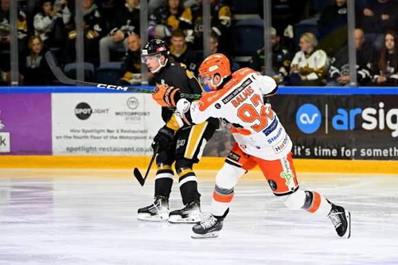 HockeyMaritime's tweet photo. It was hatty time in the EIHL🇬🇧 as Mitchell Balmas scored three goals on route to the Sheffield Steelers 6-0 victory against the Dundee Stars.

Fellow Maritimer Dominic Cormier also lit the lamp for his eighth of the season.

#HockeyX #NewBrunswick #NovaScotia #Balmas #Cormier https://t.co/84P3JpLuwW