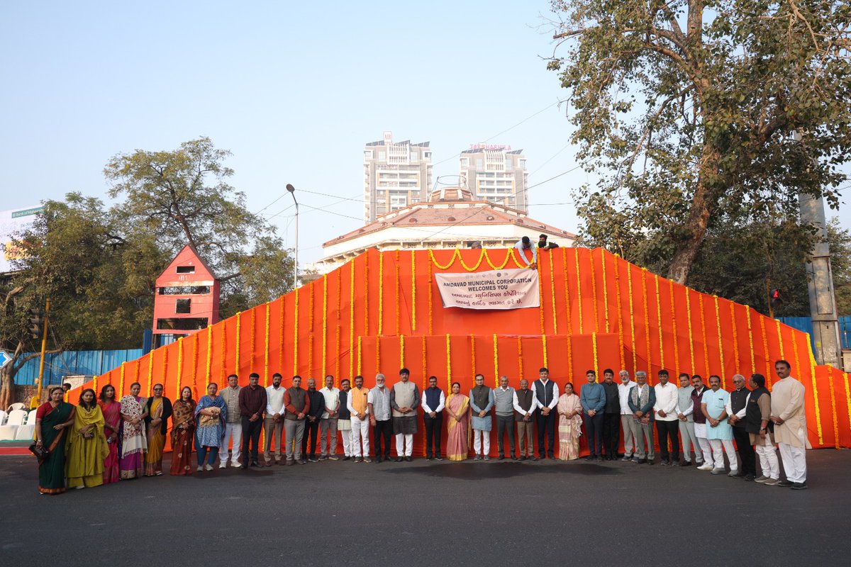 AmdavadAMC's tweet photo. અમદાવાદ મ્યુનિસિપલ કોર્પોરેશન દ્વારા સ્વામી વિવેકાનંદજીની જન્મ જયંતિ નિમિત્તે તેમની પ્રતિમાને પુષ્પાંજલિ અર્પણ કરવાનો કાર્યક્રમ યોજવામાં આવ્યો હતો.
#SwamiVivekanandaJayanti #TributeProgram #AMCWishes #YouthInspiration #MyCityMyPride https://t.co/F9Q1OFUG2d
