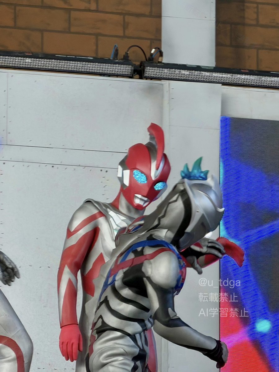 ブレーザーのやんわりお断り①

『言葉でのコミニュケーションは取らない』
と教えられて目の前で手を振ってみたら
敵を見据えてる時なのでやんわり払われてた（笑）