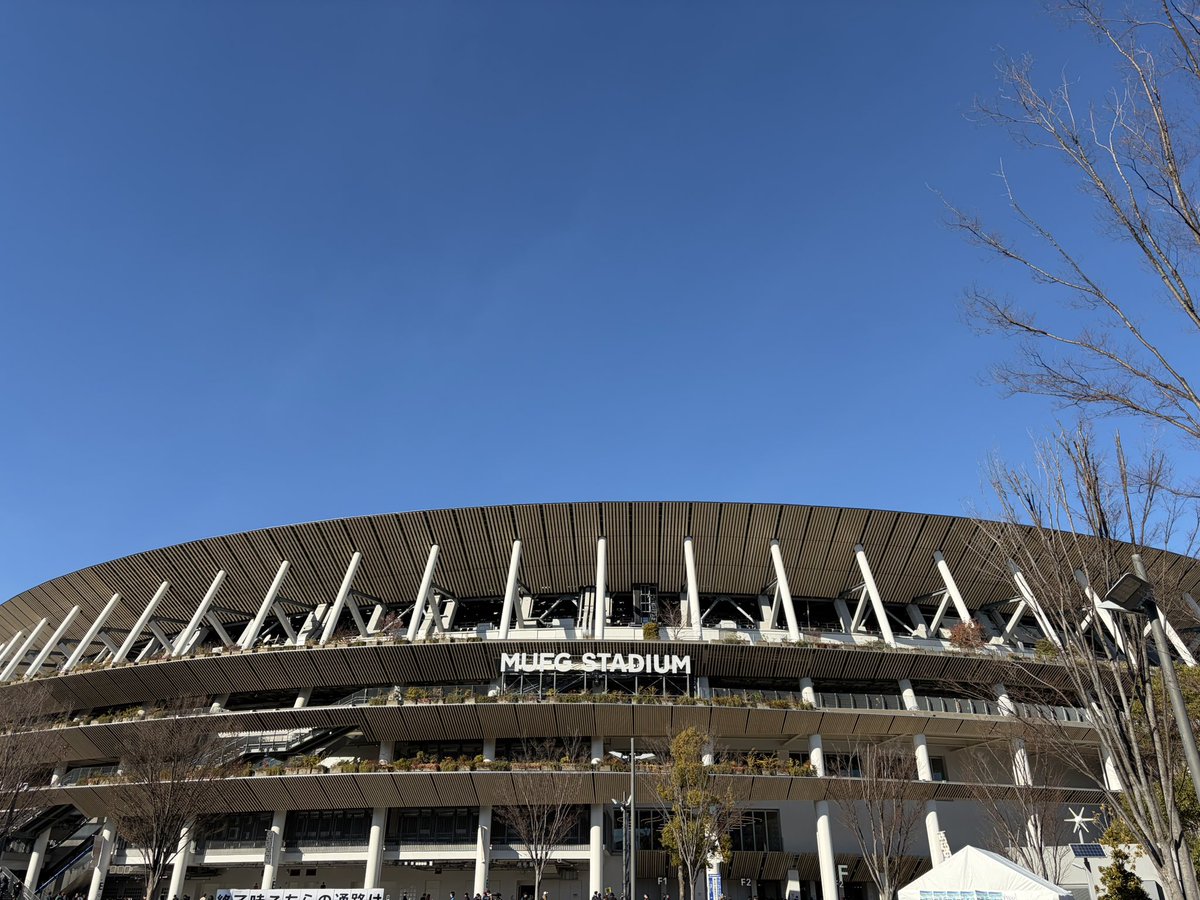 Ryohei_h11's tweet photo. 趣味で選手権決勝を1人観戦。
神村学園の433の3トップが中央に集結してて面白い。
左SB荒木君のボールの持ち方いいね。
鹿島学園の三浦君のドリブルはドク特。 https://t.co/1Z76r2olTL