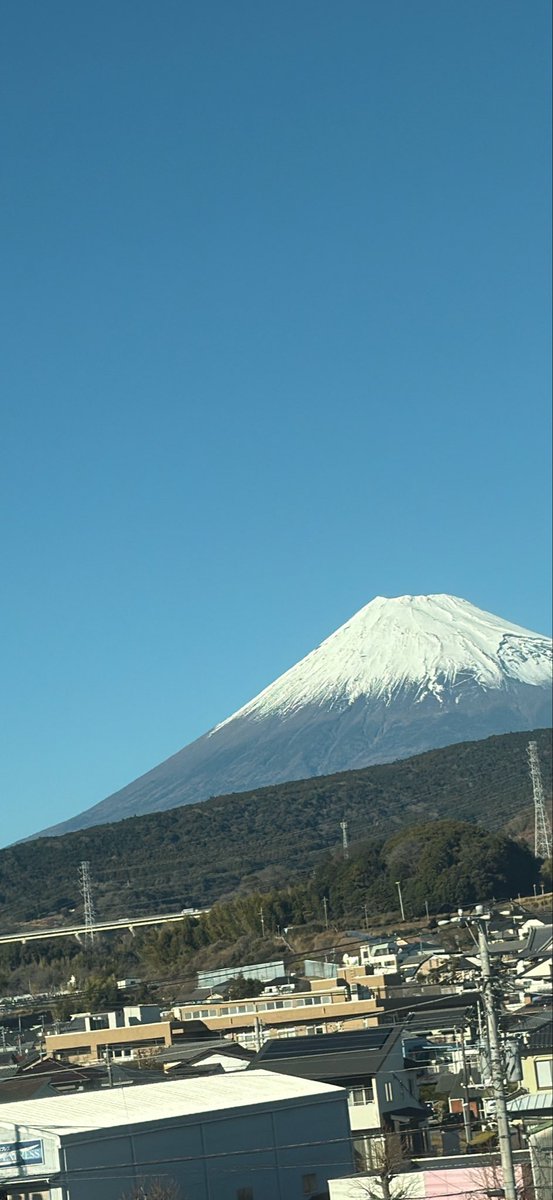 pyorons's tweet image. 富士山綺麗でござる🥷
（写真センス）

晴れてると気分良きやな⭐️
（新幹線で赤ちゃん泣いてるけど気にならない）