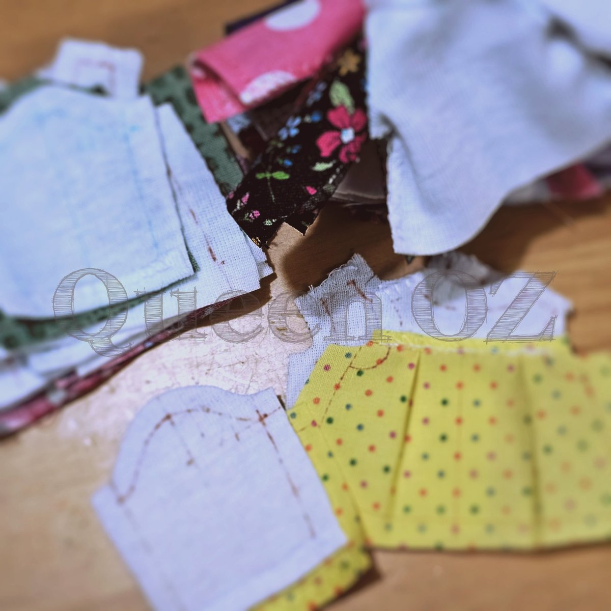 まだここ🪡🧵
今回は、赤•白•青•緑•黄•黒•オレンジ•ピンク•紫の９色を予定しています💪