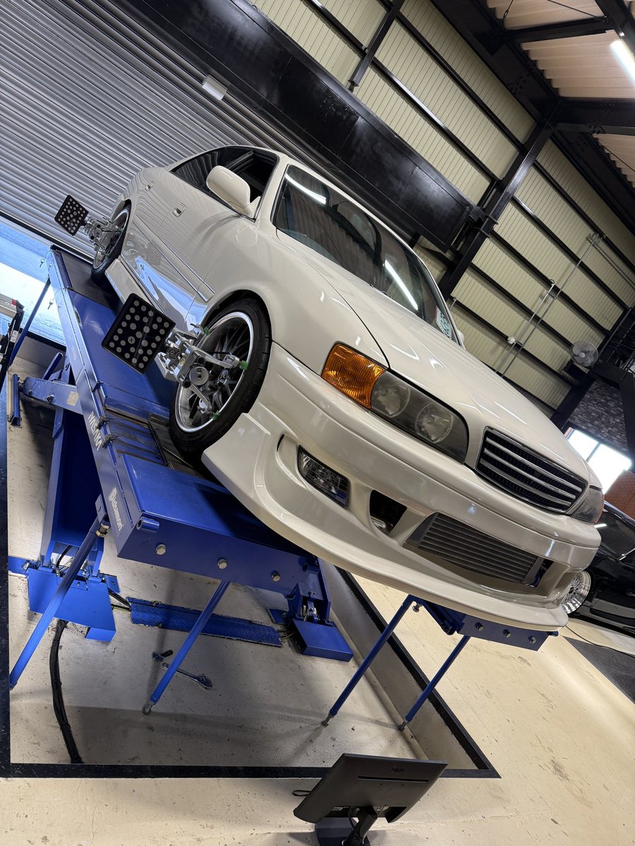 レクサスLC500はお客様オーダー車両を全国オークション会場から探しました❗️
210クラウンはオイル交換ですがドライブオンリフトがあるのでどんな車高短でも作業可能👍新車コンプリートハイゼットジャンボの4輪アライメント😄100系チェイサーは業者様より4輪アライメントのご依頼です🫡
