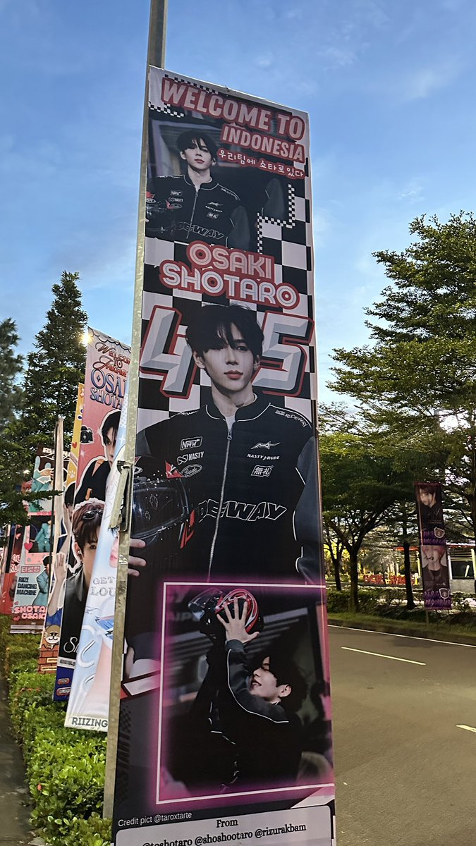 taroxddori's tweet photo. spotted all taro banners by @shotaroindo as well! 🦦 loveee the racer shotaro one 😍 

#ITS_SHO_TIME #SHOTARO 
#RIIZINGLOUD_IN_JAKARTA https://t.co/DLqY82h9lN