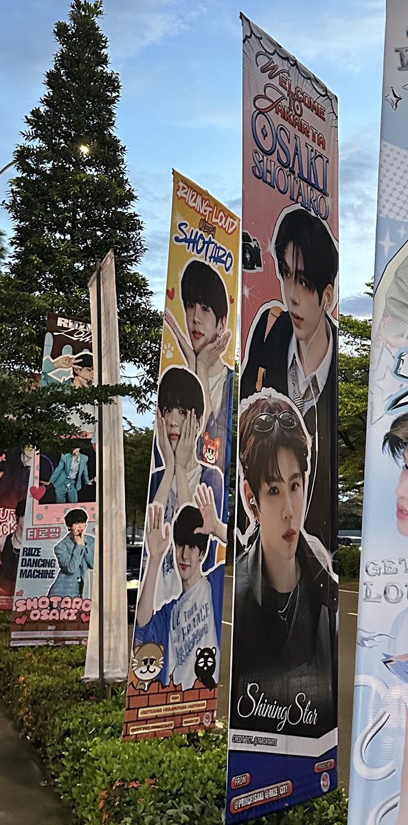 taroxddori's tweet photo. spotted all taro banners by @shotaroindo as well! 🦦 loveee the racer shotaro one 😍 

#ITS_SHO_TIME #SHOTARO 
#RIIZINGLOUD_IN_JAKARTA https://t.co/DLqY82h9lN
