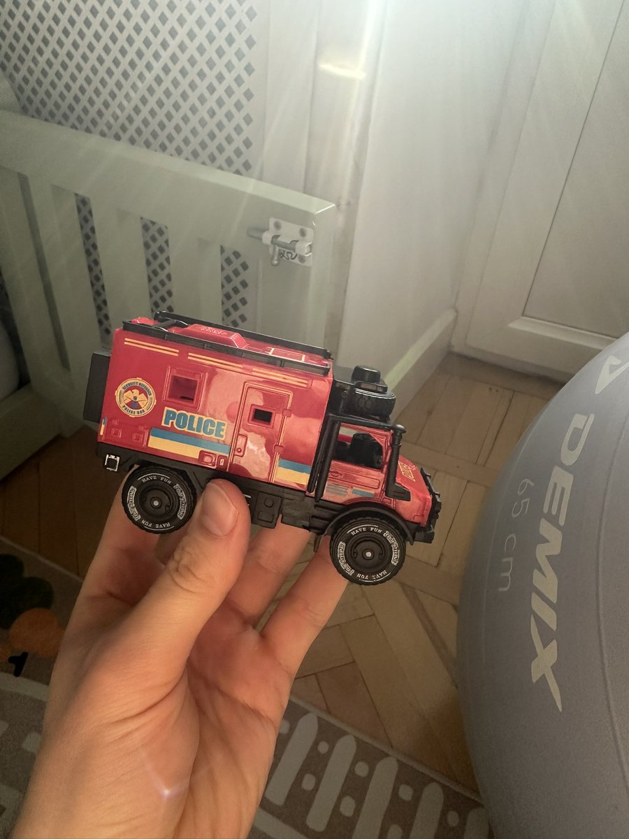 fnc12's tweet image. Купил вчера сыну игрушечную полицейскую машинку, а сегодня обнаружил украинский флаг на ней. Видимо, бусик ТЦК