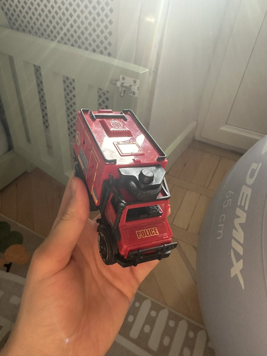 fnc12's tweet image. Купил вчера сыну игрушечную полицейскую машинку, а сегодня обнаружил украинский флаг на ней. Видимо, бусик ТЦК