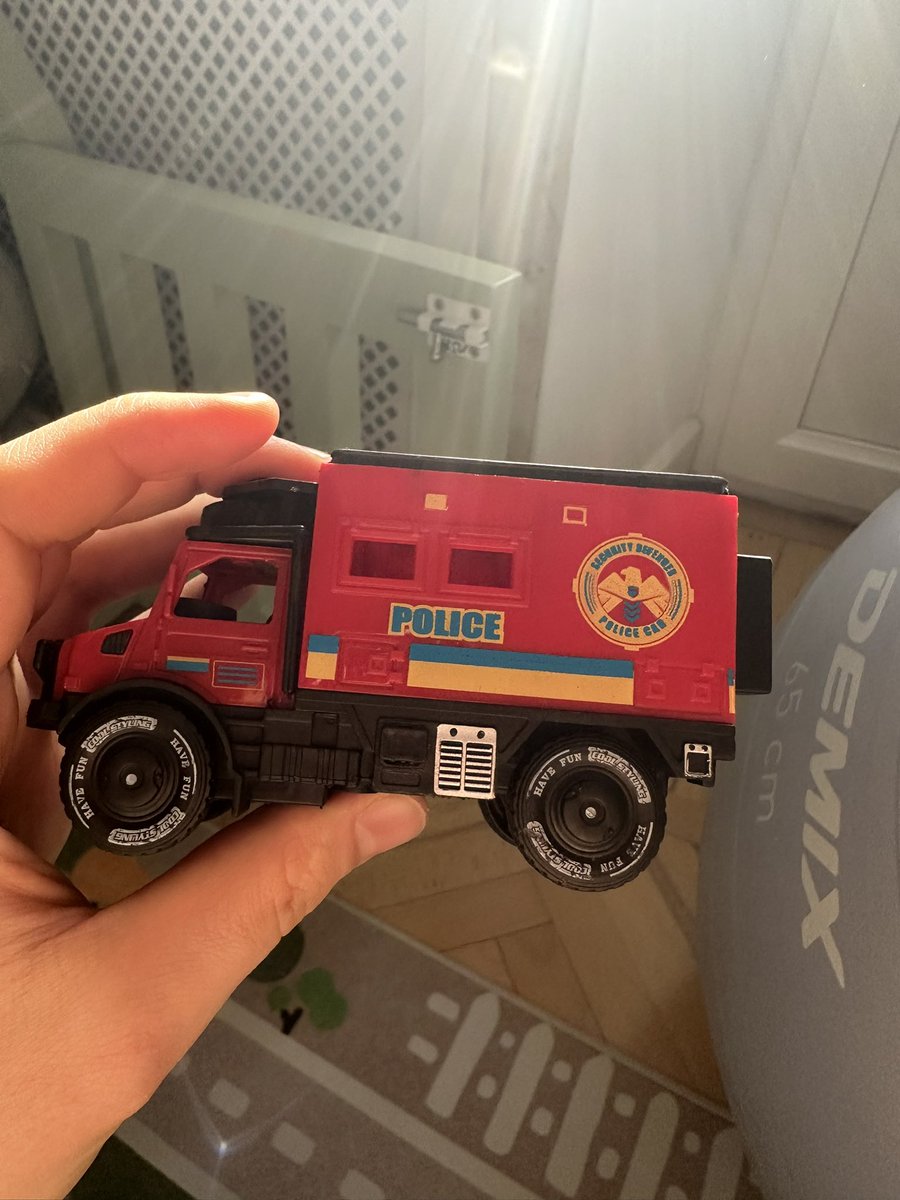 fnc12's tweet image. Купил вчера сыну игрушечную полицейскую машинку, а сегодня обнаружил украинский флаг на ней. Видимо, бусик ТЦК