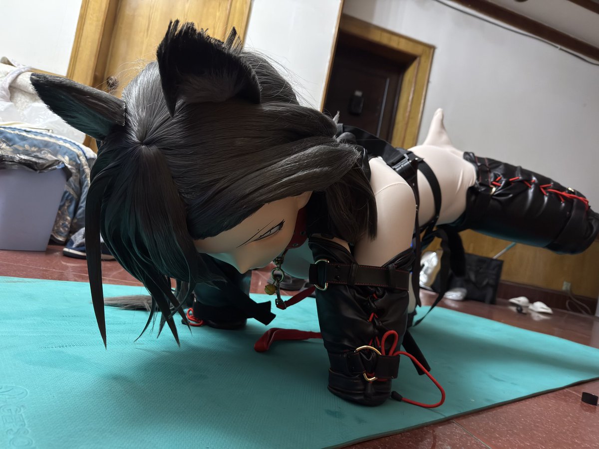 xianglayuebing's tweet photo. 一点拙劣的还原
（←这个笨蛋还把爪子安反了，姿势也有点问题，下次重置一下）
原图：p4作者是超厉害的 @uma_exe404 老师
#kigurumi https://t.co/Vxs9eL8gs3