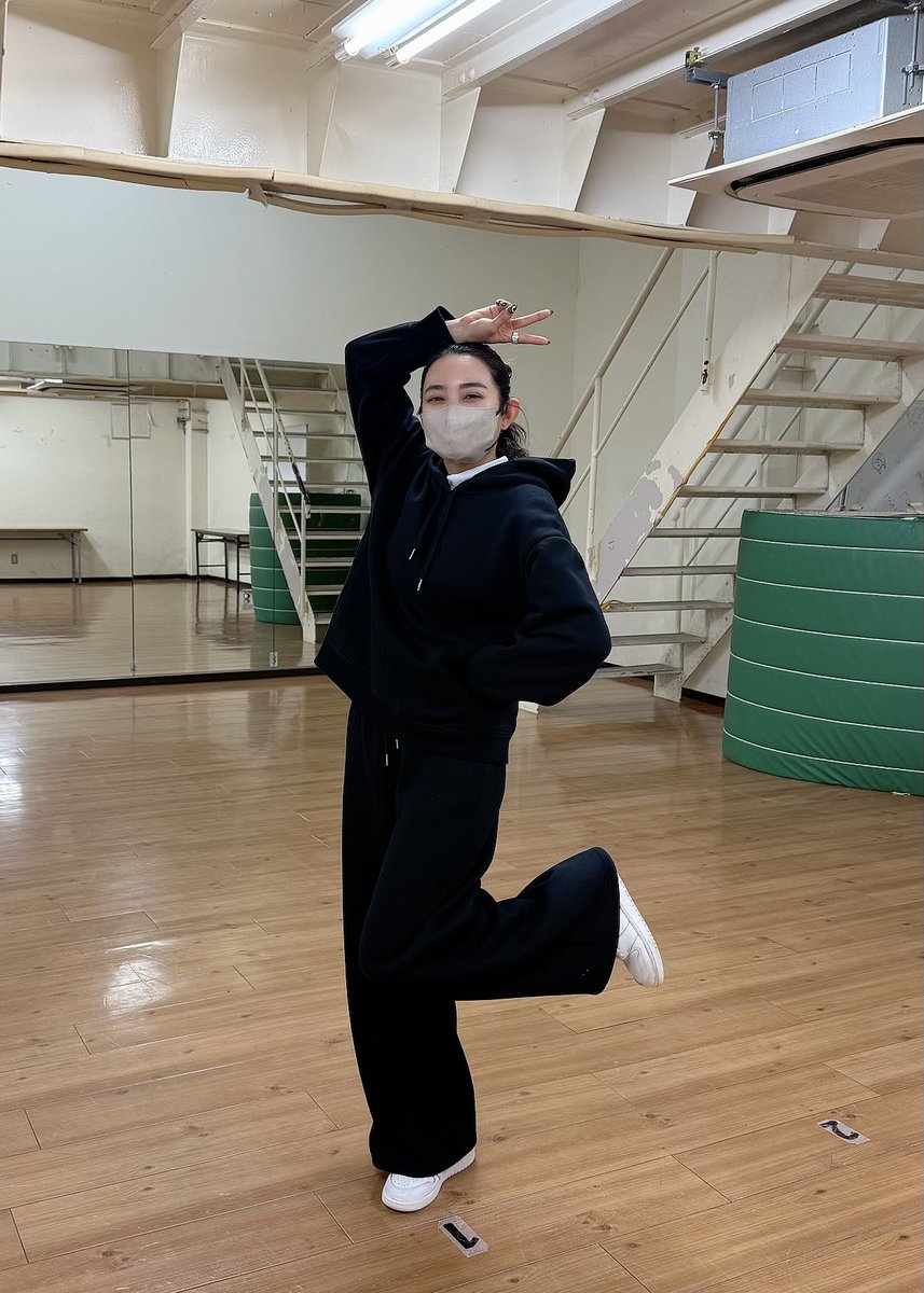 ともちちゃんです モンチッチちゃんと寅チッチと記念撮影する齋藤飛鳥さん - 葛飾経済新聞