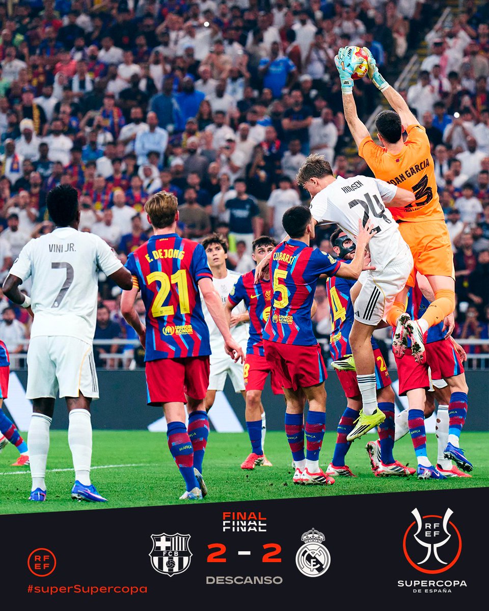 Estas acciones pasan desapercibidas: la realización no las repite y no salen en los medios. 
Pero los dos blocajes en dos córner, buscando el balón bien arriba, es fútbol de otra época. 
Hoy se va de puños. 
O directamente no se sale.