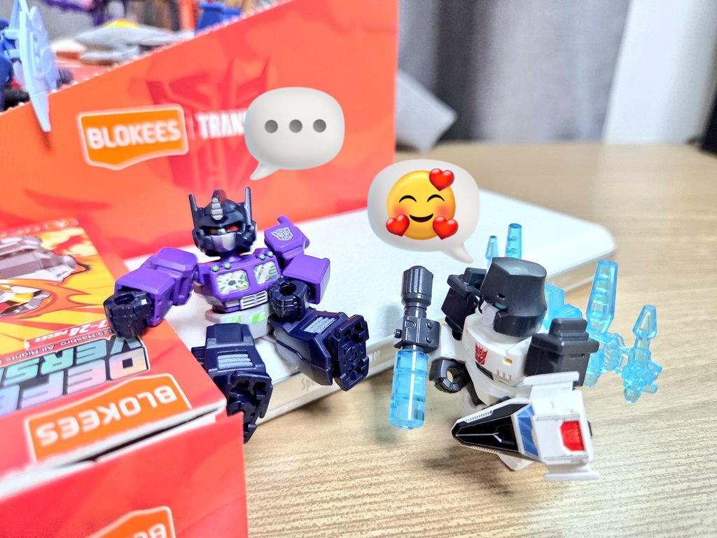 메가트론(SG): 🥰 (SG옵티머스가 자신을 빨리 조립하라고 해서 기분 좋음) 옵티머스(SG): 😒💬 (무슨 생각을 하는지 알 수  없음) [* 뭐.. 이런 저런 일이 있었지만 좋게 끝났다고 한다.] 하얀: (수명이 10년 단위로 줄어든 거