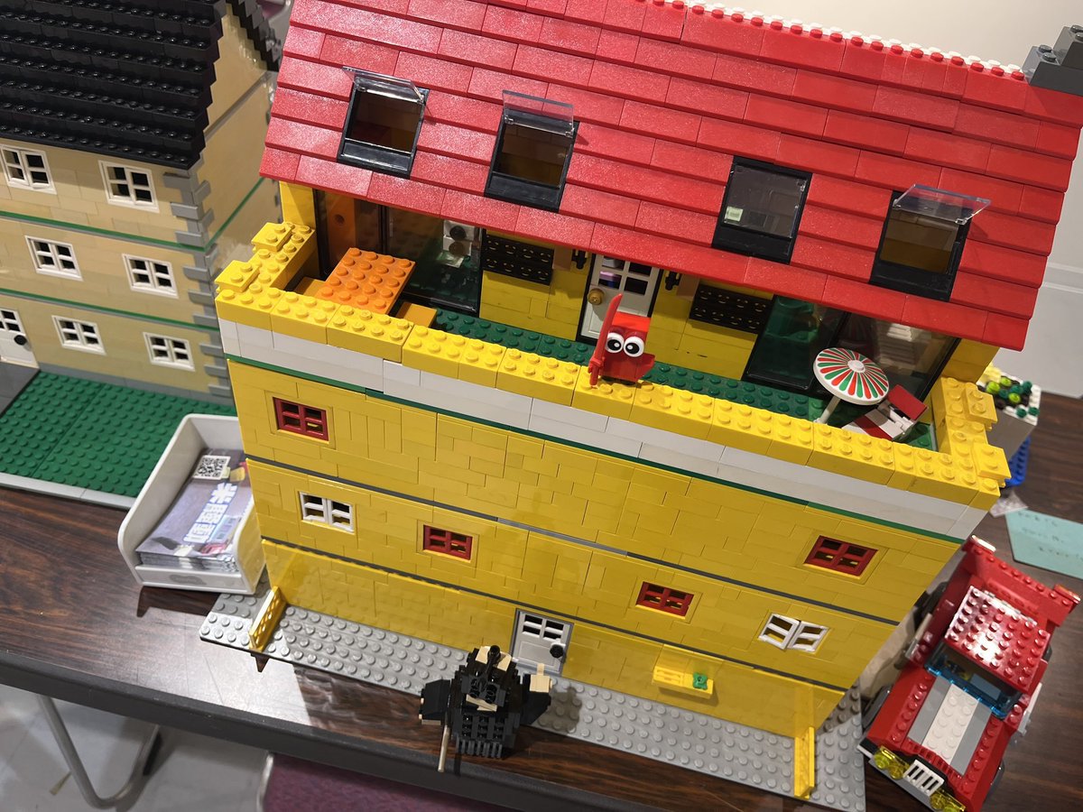 shikoku05's tweet photo. 黄色い大型建築もあるちや！
赤い屋根にサンルーフがハマっちゅうあたり芸が細かいにゃあ〜😻

赤ニンジャ：おれ、登ってくる〜！（タッタッタッタッ）おーーい！
とっさん：バルコニーというやつか？おーい、落ちなよ〜（土佐弁。「落ちるなよ」の意。提案の意ではない。） https://t.co/eAZ8Uzb7zg