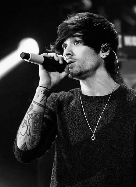 pizoshi's tweet photo. Zayn Malik of music group One Direction performs onstage during the 2014 iHeartRadio Music Festival at the MGM Grand Garden Arena on September 20, 2014 in Las Vegas, Nevada.
Happy Birthday 🎂🎙️ #Zayn_Malik #One_Direction https://t.co/5niTpnsPja
