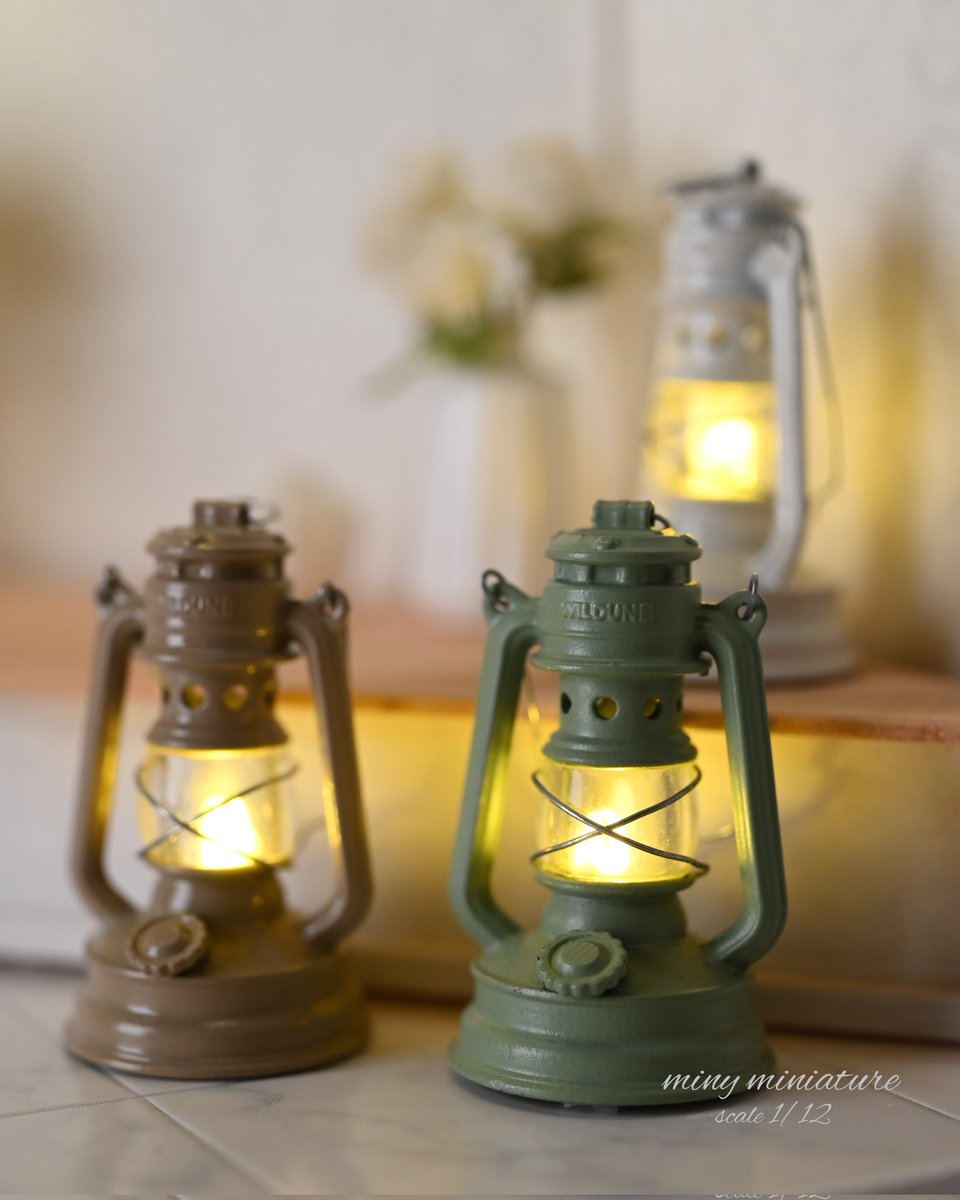 教室課題の照明を集めて、ショールーム風にディスプレイ💡
<a href="/miniature_MH/">Nunu's House（田中智）</a> ミニチュア教室の最終課題はシーリングシャンデリアでした。繊細な作りで、ドキドキしながら制作しました😆
照明を学べたので、今後は作品にも取り入れていきたいです。
※写真は先生に撮影していただいたものも含まれています