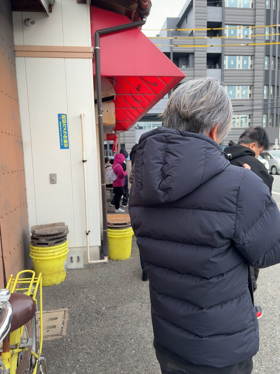 tommyS660's tweet photo. テクニシャン杯のチーム戦にるなさん、エリカとの3人で参加。
チーム２勝3敗、個人も２勝3敗後の昼飯。30分待ちですね。 https://t.co/gmcTZB42PO