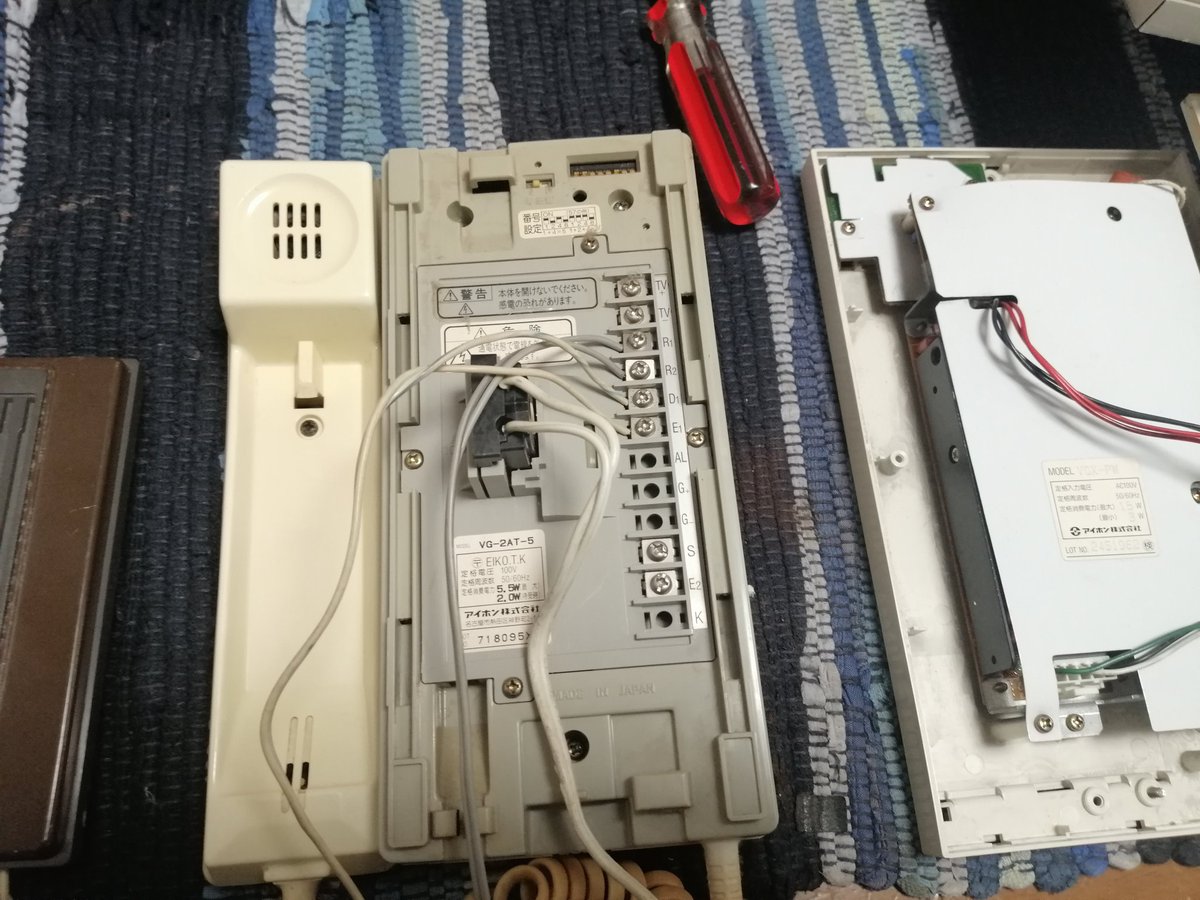 sayama_com's tweet photo. アイホンのマンションインターホン（VG-2AT）が寒い時期にいきなりカチカチ鳴り、使えなくなって困ってる方いませんか？修理できますのでインターホン修理専門店のさやま通信までご相談下さい！

#インターホン
#マンションインターホン
#故障
#カチカチ
#異音
#さやま通信
#サヤマコム https://t.co/sOF6kKEyh1
