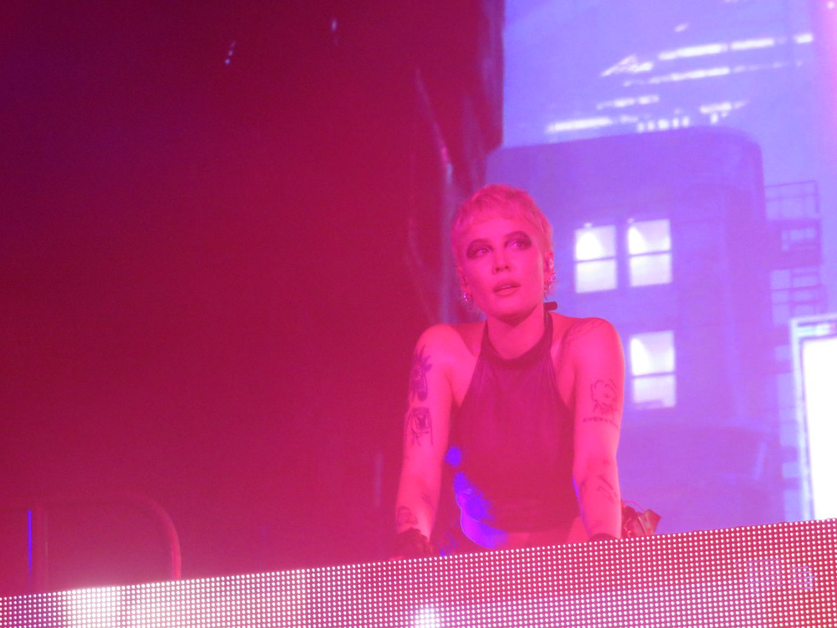 narryniamziall_'s tweet image. how does one even describe the third and final night of Toronto life with Halsey