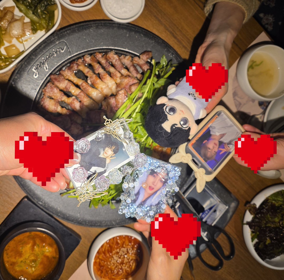 26년 첫 덕친모임... 1월 10일 디저트 발매 4주년에 만남. 사실 의도한 건 아니었어요😂 이제 우리 만남만으로 설레고 그렇진 않지만 그냥 편한 친구처럼 된 것이 꼭 최애에 대한 마음상태랑 비슷 ㅎ 그래도 넘 사랑하는... 그런 거죠. 만나도 사진 안 찍은지 좀 됐지만 26년도 건강하길 기원하며