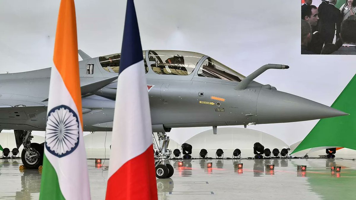 🇫🇷 Dans cinq semaines, lors d'une visite d'Emmanuel Macron en Inde, un accord historique devrait être signé pour la vente de 114 chasseurs Rafale à l'Inde, la plus grande commande jamais passée pour cet avion. 

🇮🇳 Le contrat, divisé en plusieurs phases incluant la modernisation