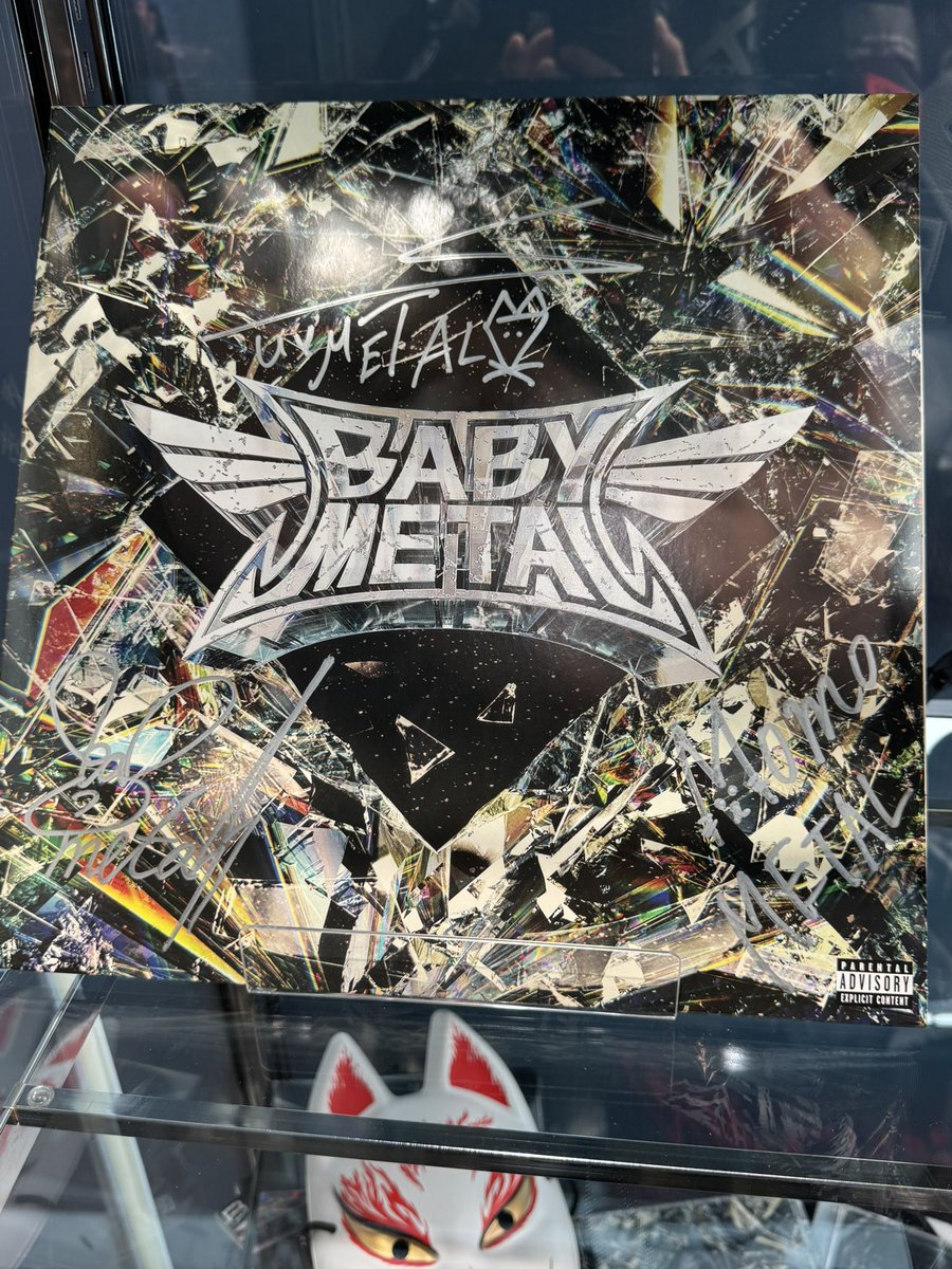 日もシブツタへ
現場で売れ残ったグッズが補充されてました。
初日は混雑で良く見れ無かった衣装とサインをじっくりと😍