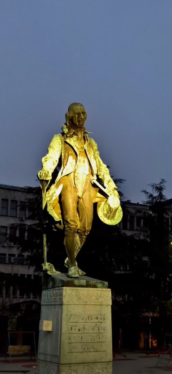 “Ne pravimo se pametnijim od sviju, to je znak varvarstva”.
(Dositej Obradović)

Rad zagrebačkog vajara Rudolfa Valdeca u Studentskom parku podseca da je Srbija, pre 215 godina, na početku borbe za nezavisnost imala za ministra prosvete čoveka   najboljih namera, znanja  i uma.