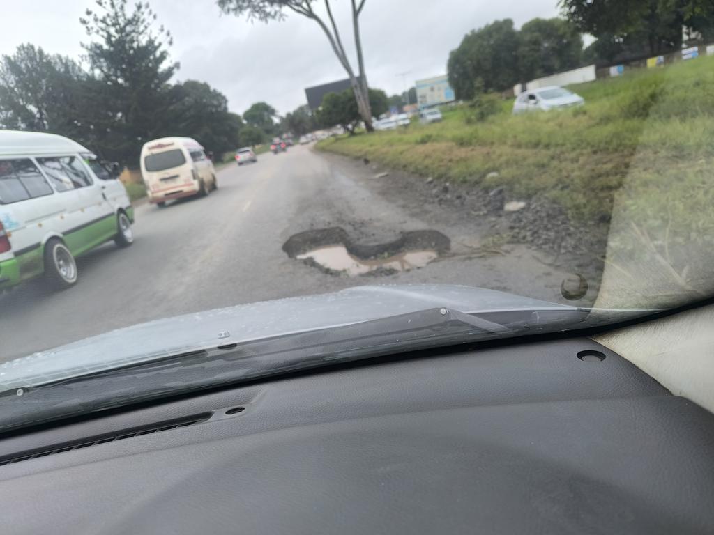 Savheya_Happie's tweet photo. City of Harare, this is attempted murder. 

This pothole is along Samora Machel towards Bishop Gaul Traffic lights. I saw 3 cars dzichichinja maTyre https://t.co/uHWjzbCfF4