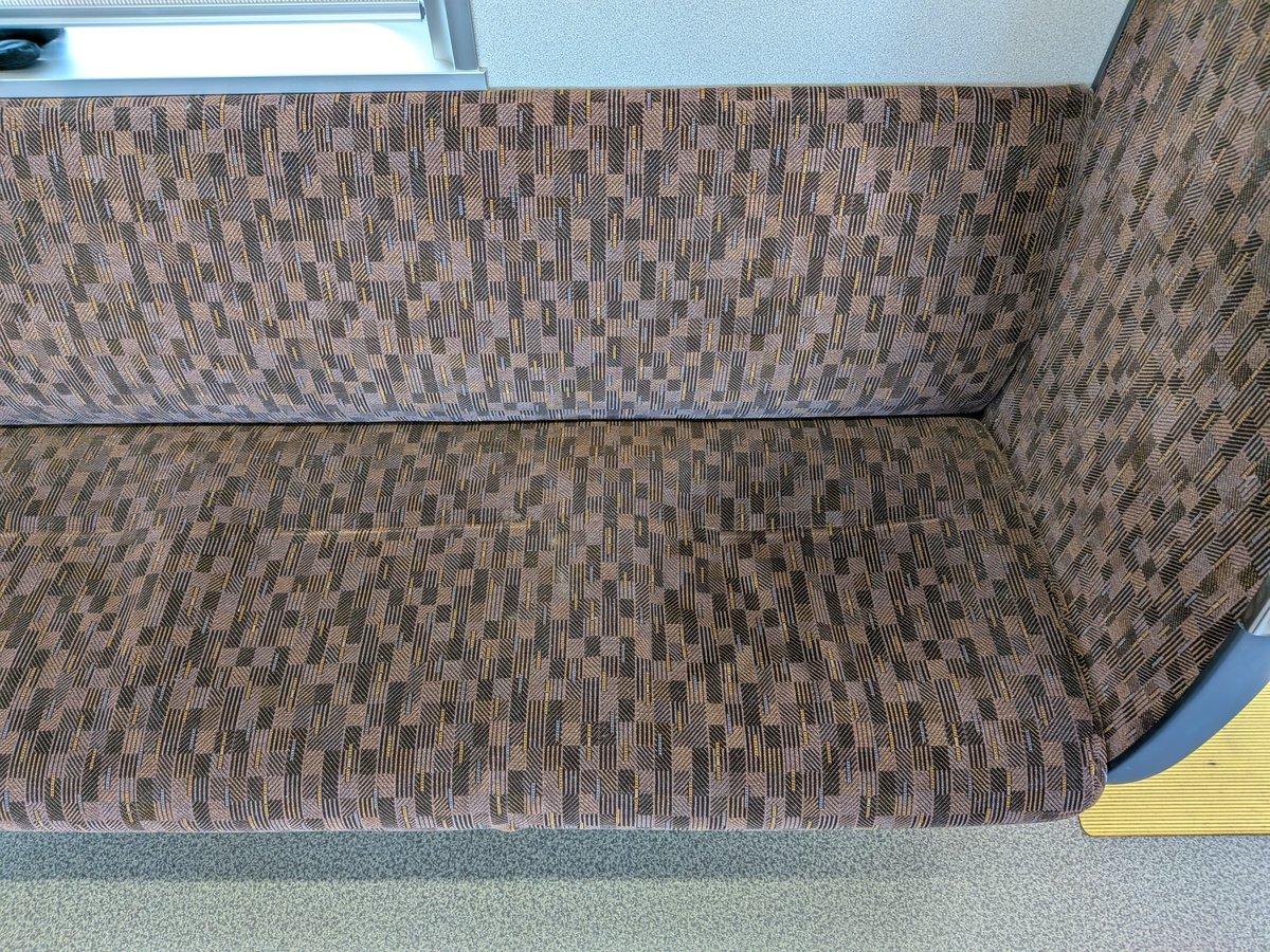 Pitsuke_'s tweet image. このモケットのロングシートありそうで無かったよねー