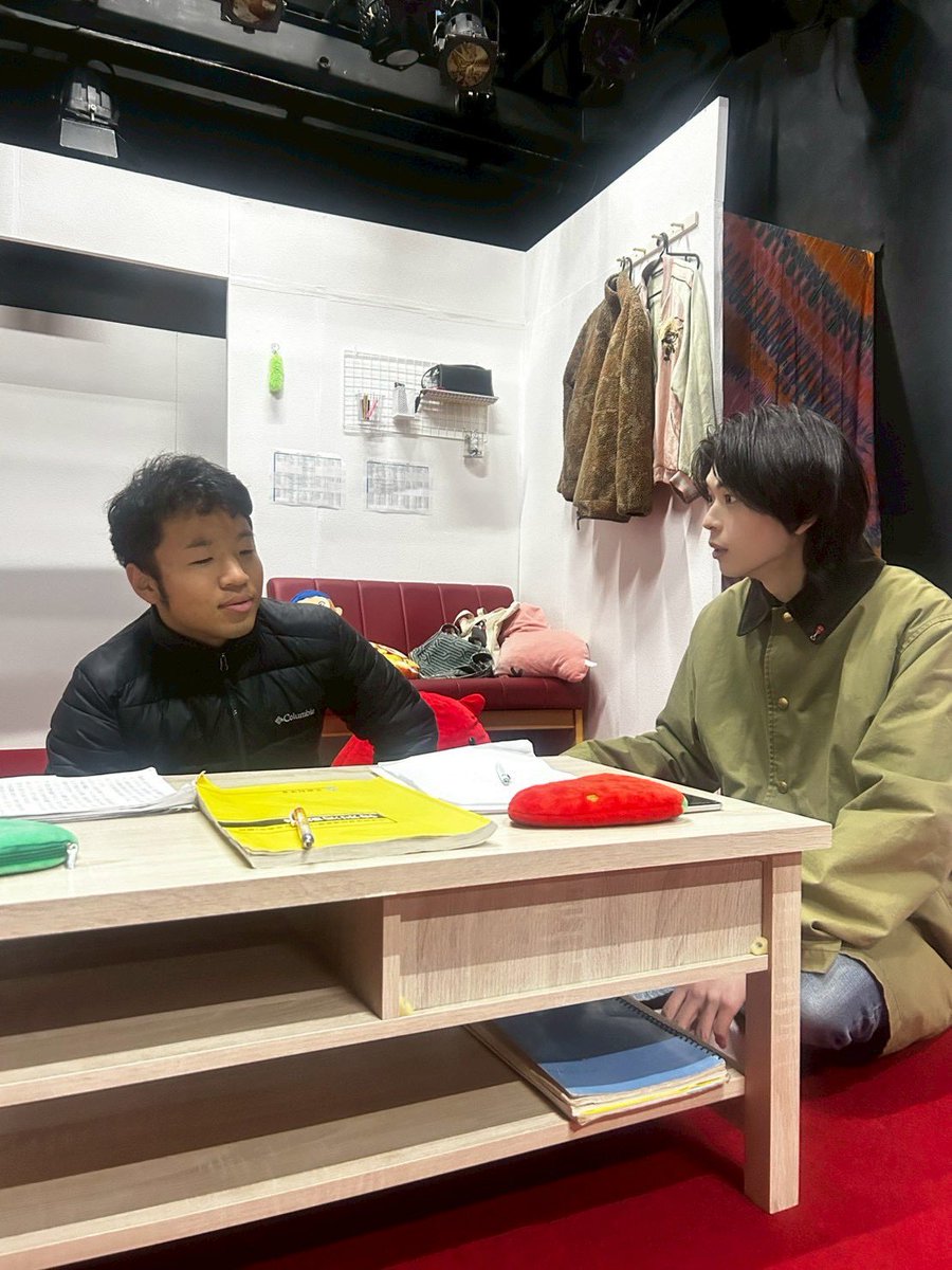 間部です。

#夜集まる のWEB物販発売中です！！！

稽古期間毎回僕のことを触ってきた蓮武のチェキやブロマイド、トレカまだあります🔥

本番前に真剣に確認してる程の写真でした笑笑

沢山買ってね🐬

購入はこちらから💁
irukaboys.base.shop

#演劇集団イルカボーイズ
