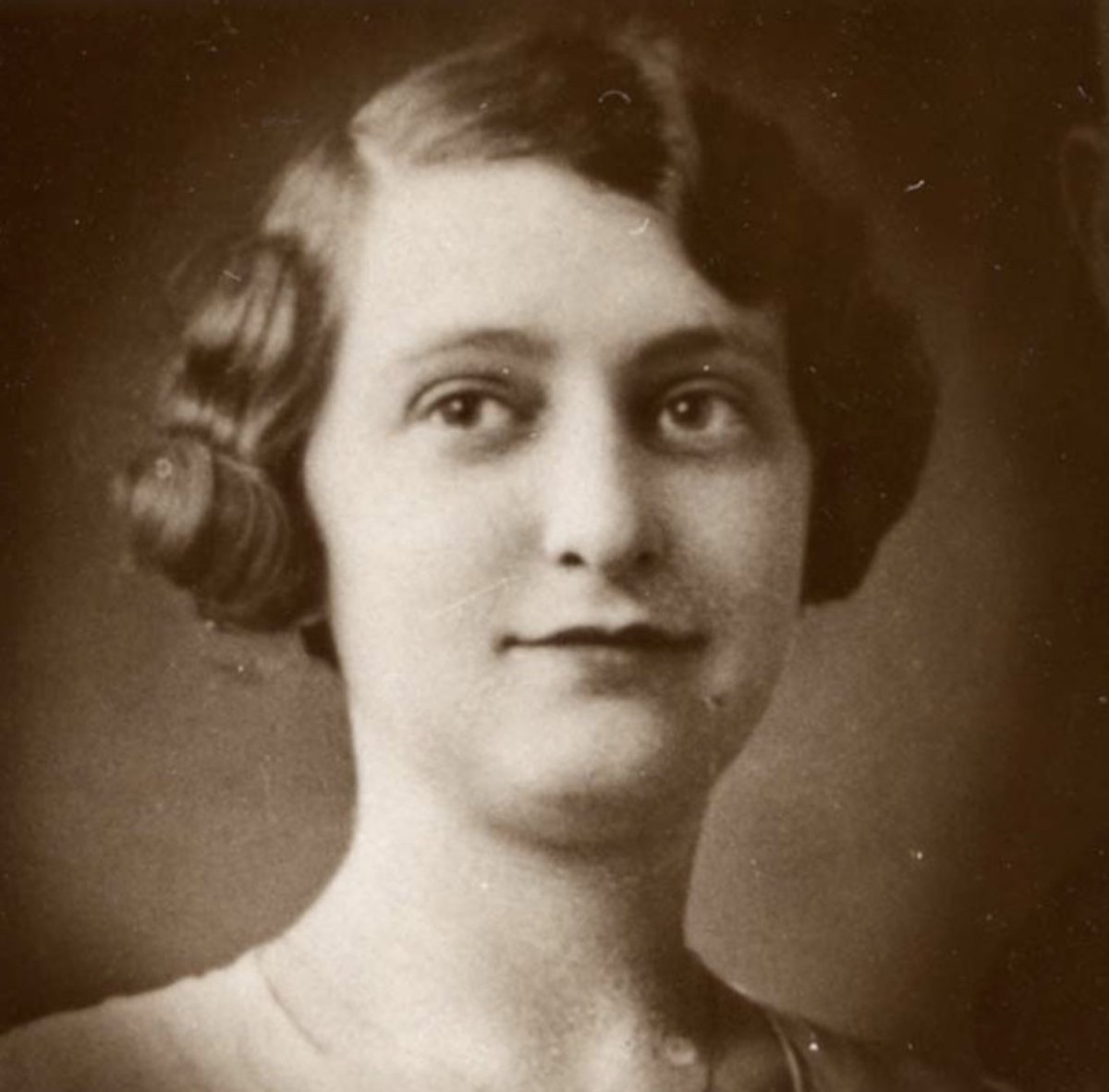 AuschwitzMuseum's tweet photo. 12 January 1913 | A French Jewish woman Emilienne Gourevitch was born in Paris. 

On 30 May 1944 she was deported from #Drancy to #Auschwitz. She did not survive.
---

Women at Auschwitz:

📖 Lesson: https://t.co/geVMv4sz5Y
🎧 Podcast: https://t.co/g8mOp6ekYl https://t.co/Rn6t53iISC