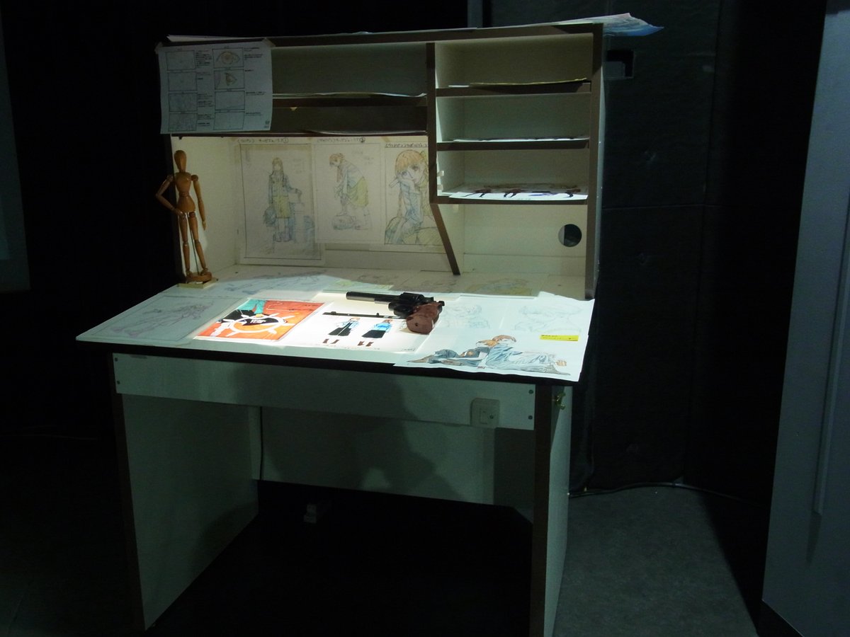 今日のシャフト展日替わり作業机は、噂の新作ヴァージン・パンクの資料