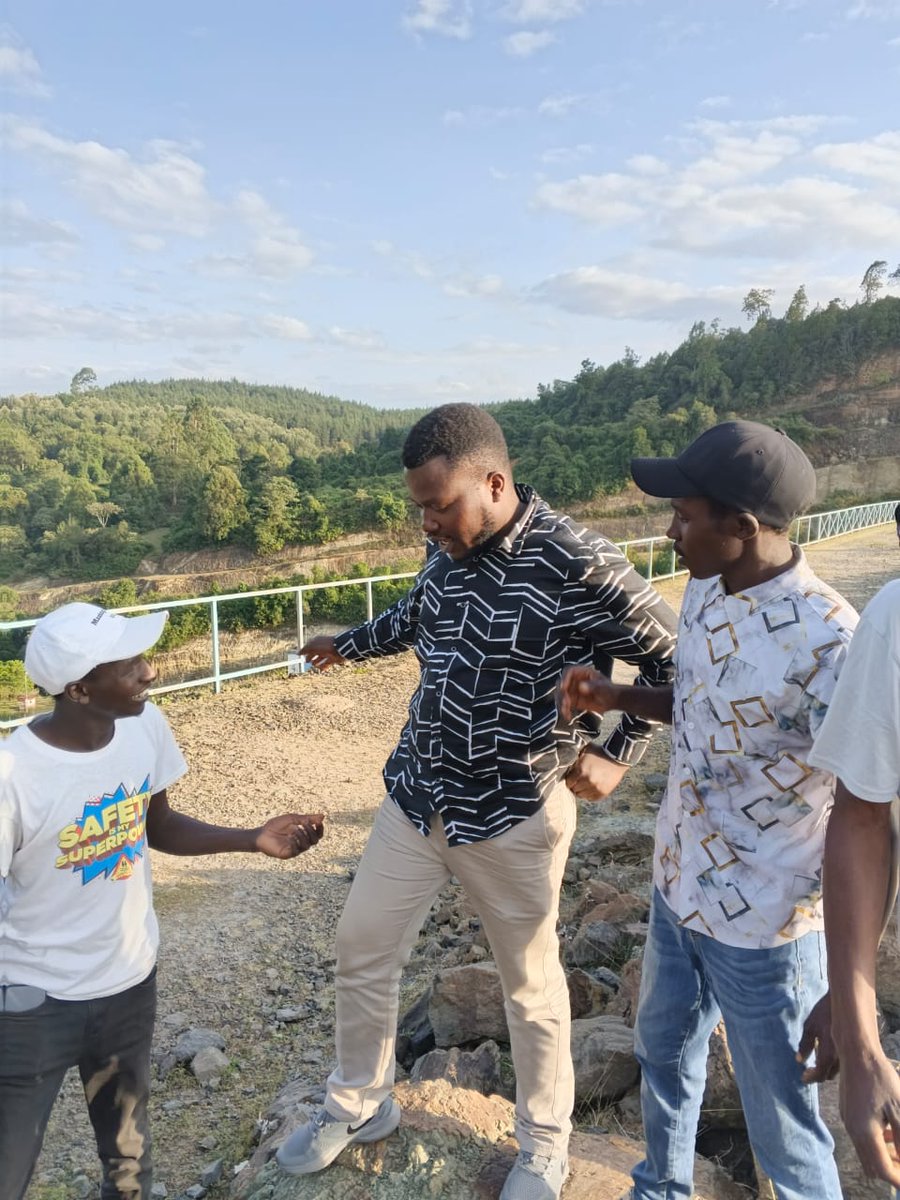 CHEMUSUSU, ELDAMA RAVINE 

Today I had an a tête-à-tête with the big boys pale Chemususu! 

Wameniambia nifungue bahasha! Mambo iko pale ground!

Aluta Continua.....