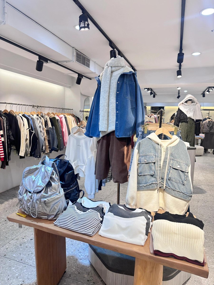 rtstIJ's tweet image. ちょっと遅めの午後、服屋でじっくり選んで、今年の秋冬コーデが決まった！🍂 #台北服屋