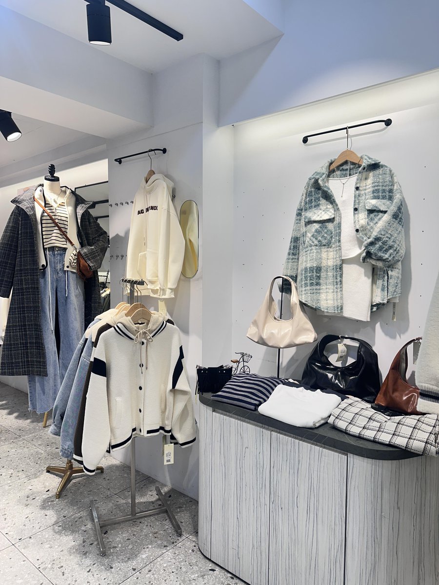 rtstIJ's tweet image. ちょっと遅めの午後、服屋でじっくり選んで、今年の秋冬コーデが決まった！🍂 #台北服屋