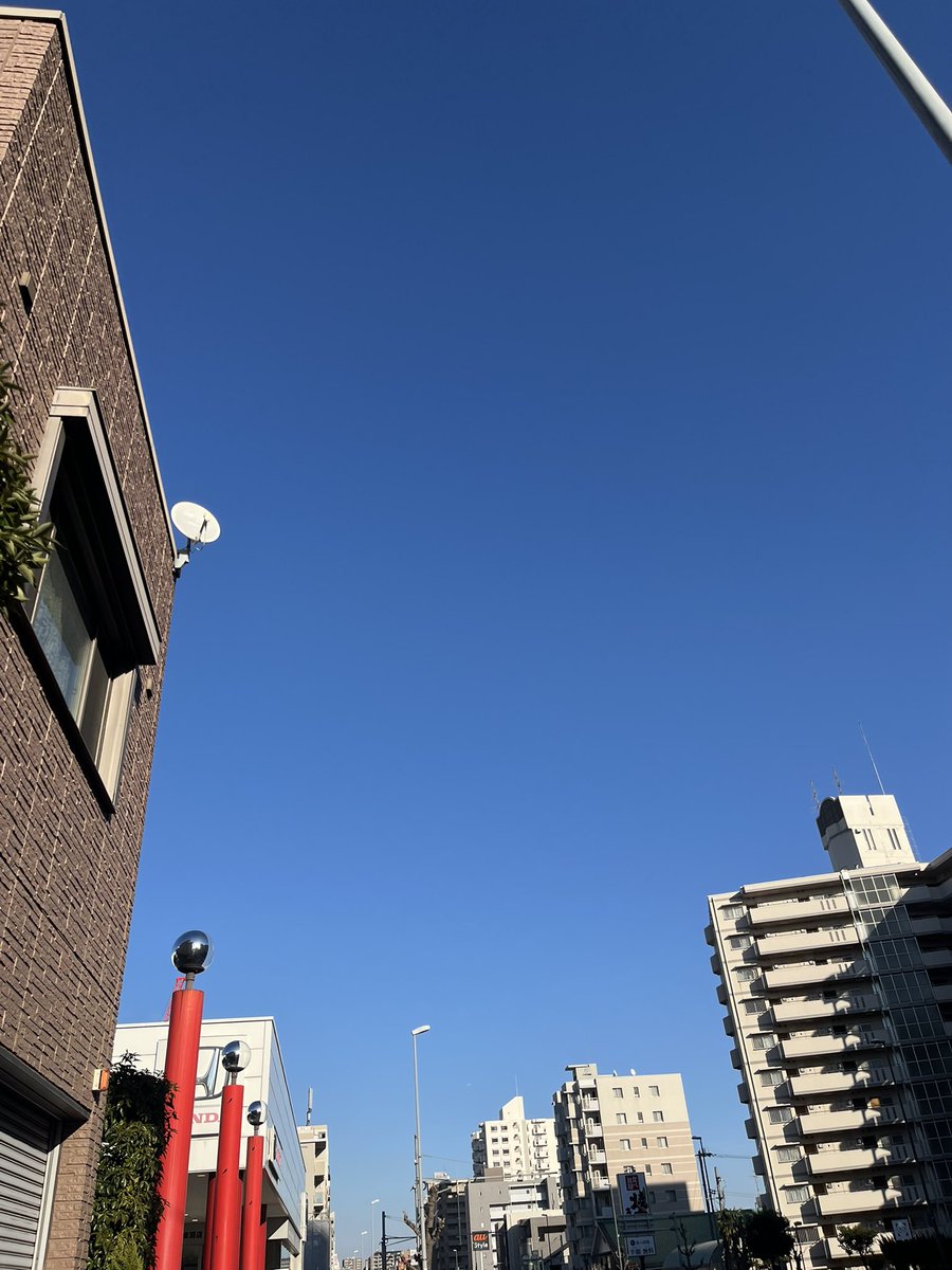 と言うわけで青空の下歩いて帰ってる