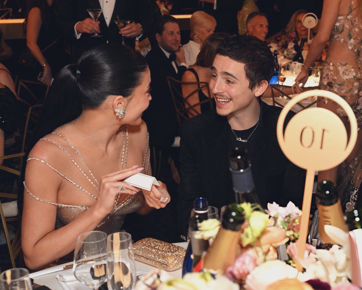 khysbeauty's tweet image. their reactions to the card are so cute