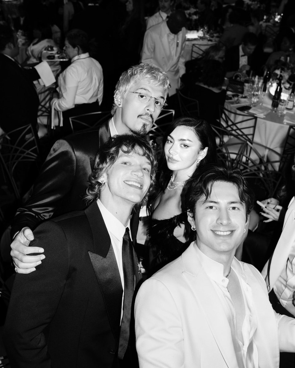 hudsonwupdates's tweet image. Hudson Williams and Connor Storrie with Charli XCX and Omar Apollo at tonight’s #GoldenGlobes via vanityfair