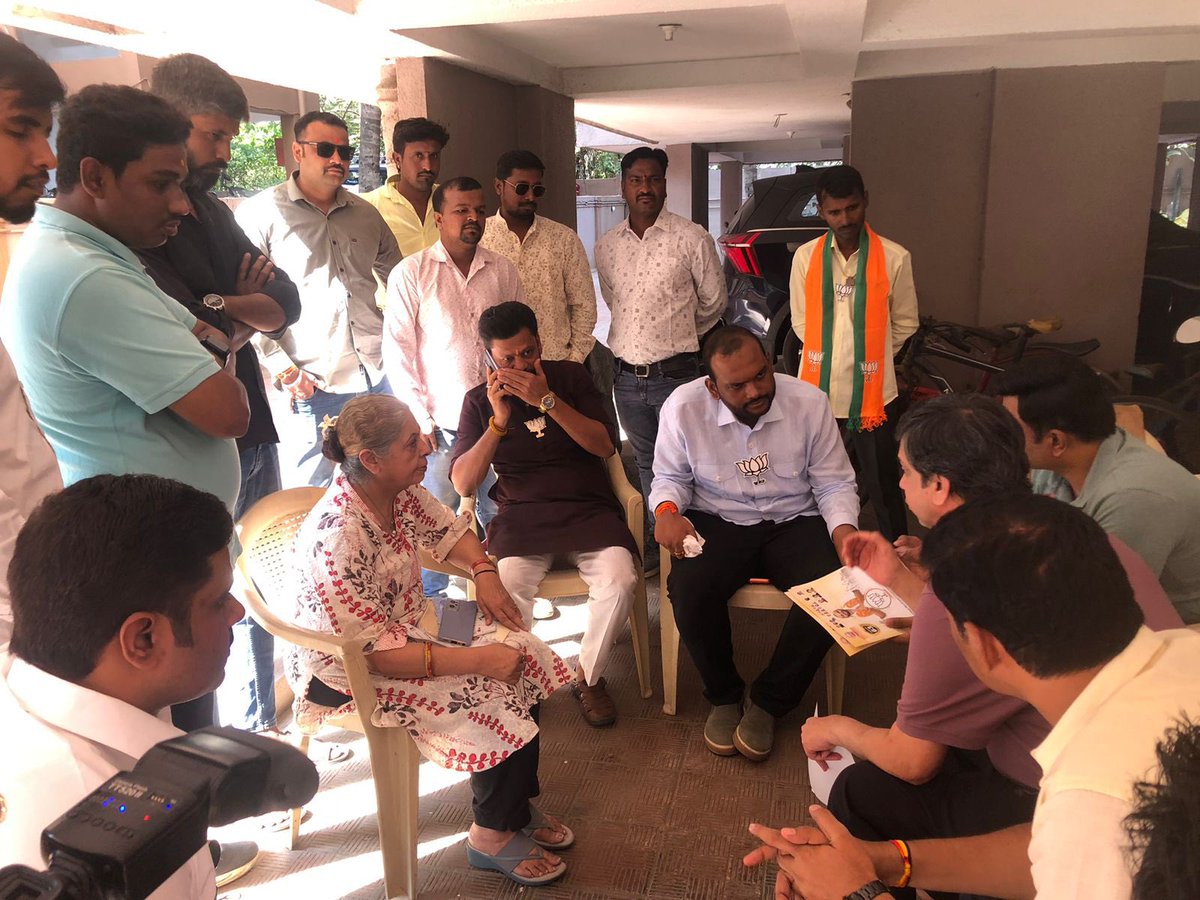 irupeshsawarkar's tweet image. शब्द विकासाचा, 
निर्धार बदलाचा!

आज प्रभागातील नागरिकांसोबत महत्त्वपूर्ण बैठक पार पडली. संवाद, समन्वय आणि सहकार्य या त्रिसूत्रीच्या जोरावर आपण प्रभागाचा चेहरामोहरा बदलणार आहोत. बैठकीत नागरिकांनी मांडलेल्या सूचनांची नोंद घेत, त्या सोडविण्यासाठी मी कटिबद्ध आहे.

#CommitmentToChange