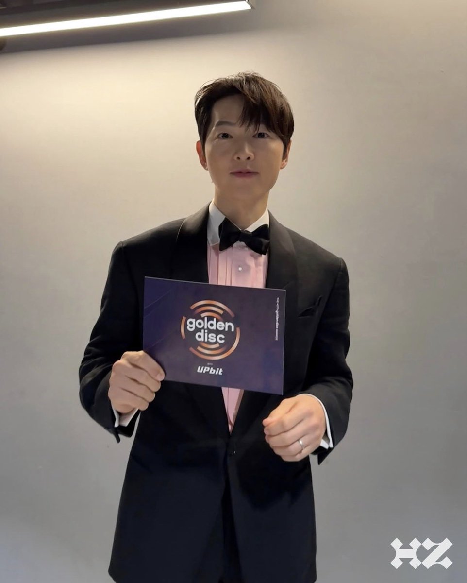 하이지움 인스타 
[#송중기] beHIGHnd
제40회 골든디스크어워즈 시상자로 참석한 송중기 배우 편안하고 여유로운 진행으로 무대를 빛낸 송중기 배우의 비하인드 포토를 공개합니다
#송중기 #SONGJOONGKI