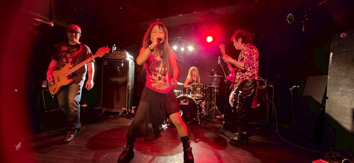 loudgess1's tweet photo. 昨夜は2026最初のLIVE！
長野Jで無事閉幕ベル🛎️
ステージ前でサイリウムを
ぶん回してくれた皆様ホント
ありがとう！！次回2月21日
長野junk boxで👍 https://t.co/DyfM4r1oMH