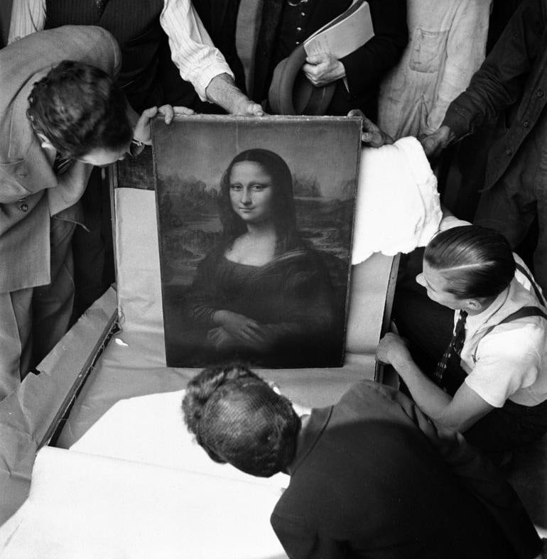 YesterdayLens's tweet image. 1945年，二战结束后，《蒙娜丽莎》重返巴黎卢浮宫。
德国占领法国期间，这幅世界名画被法国人辗转藏匿，纳粹始终未能找到。