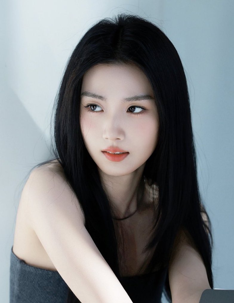 xiaoyueyutu's tweet photo. repeat this with me lu yuxiao is the hottest and prettiest woman ever https://t.co/RGX32YNjHT