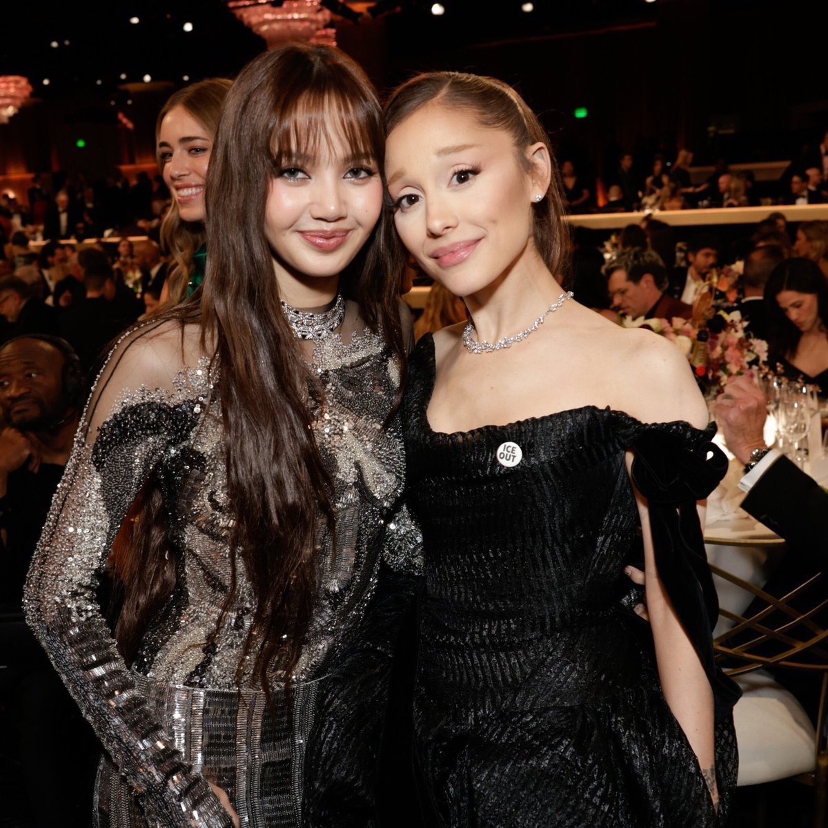 TeamArianaTH's tweet image. Ariana Grande แสดงออกทางการเมื่องโดยการติดเข็มกลัด ICE OUT เพื่อต่อต้านสำนักงานตรวจคนเข้าเมืองและศุลกากร (Immigration and Customs Enforcement) ICE 

หลังจาก ICE ได้ทำการการยิงคนจนเสียชีวิต ทำให้เกิดการประท้วงทรัมป์และ ICE ว่าทำเกินเหตุหรือไม่ และนี่ไม่ใช่ครั้งแรก #GoldenGlobes