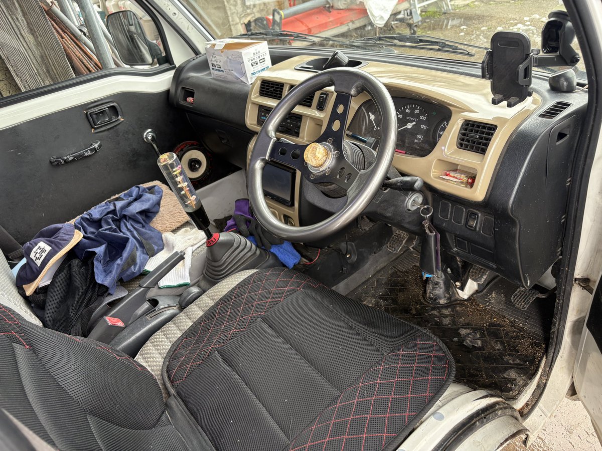 乗り換えのため売りです。

車検1年半
5MT、4WD
パワステ無し、エアコン付き
走行6万キロ

ハンドルは純正に戻し、シフトノブは別のものに変更。
前回の車検でタイベル、ウォーターポンプや色々部品交換しています。

30万でお願いします。