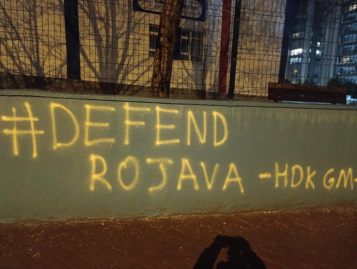 hdkgencankara's tweet photo. 📍 100. Yıl 

Rojava'da halklar HTŞ ve arkasındaki güçlerin ağır kuşatmasına karşı kendini tereddütsüz savunuyor. 

Devrimci iradelerini ve özgür yaşam çizgisinde ısrarlarını selamlıyoruz. 

#DefendRojava https://t.co/tC8PREPe8V