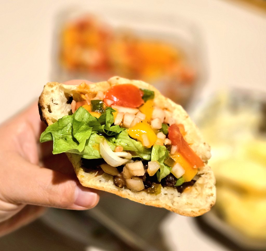 진짜 너무 간단한데 한 통 만들어두면 순식간에 나쵸든 또띠아든 빵도둑 되어버리는 살사 만들기. 집에 시트러스 계열 과일이나 냉동망고 있으면 더 좋아요. 

저는 방울토마토나 청양고추 과하게 샀을 때 소분하면서 한 번씩 살사를 만드는데 ㄹㅇ 간단하고 개운하니 업장보다 맛있다. 

기본 재료: