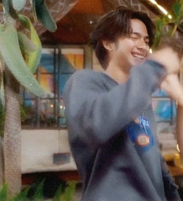 sasyaloaf's tweet image. the smile:                              the reason: