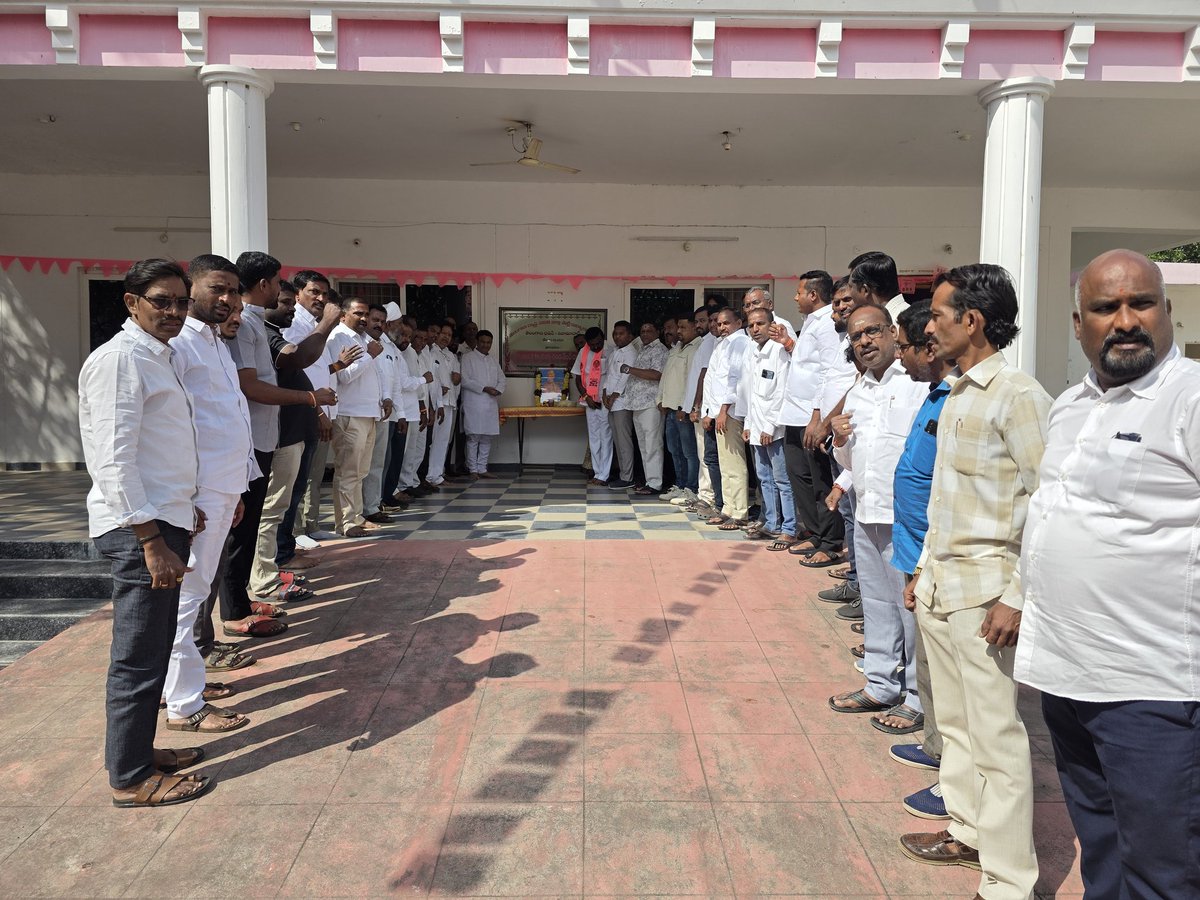 నిజామాబాద్ BRS పార్టీ జిల్లా కార్యాలయం లో స్వామి వివేకానంద గారి జయంతి సందర్భంగా ఆయన చిత్రపటానికి పూల మాల వేసి నివాళులు అర్పించిన నిజామాబాద్ అర్బన్ మాజీ ఎమ్మెల్యే గణేష్ బిగాల గారు,మాజీ ఎమ్మెల్సీ VG గౌడ్ గారు, BRS పార్టీ నాయకులు మరియు కార్యకర్తలు.